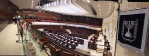 Izrael_uchenici_parlament_1